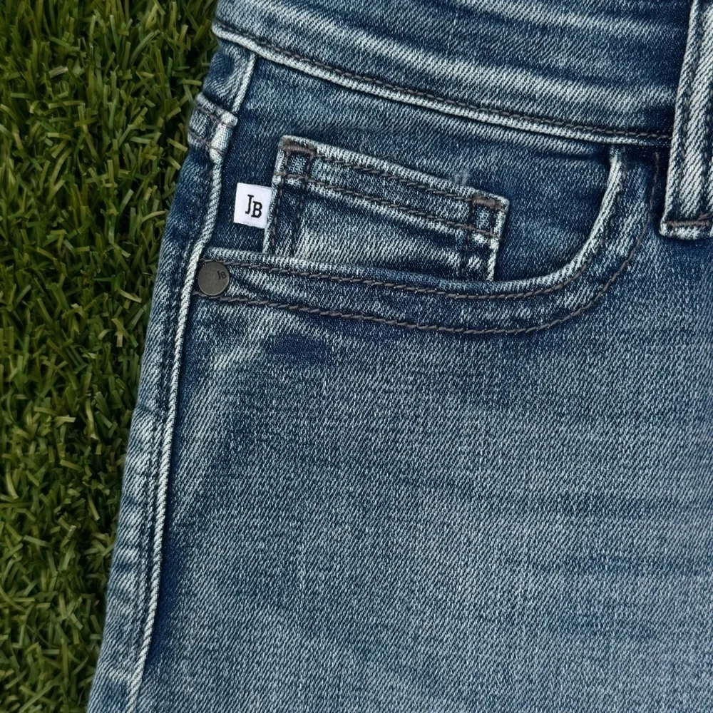 Judy Blue Mid-rise Heavy Contrast Flap Pockets Shorts - Picture 11 of 12